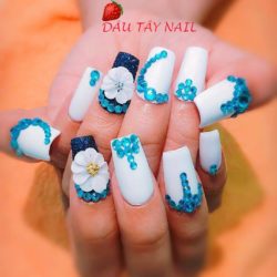 Dâu tây Nails